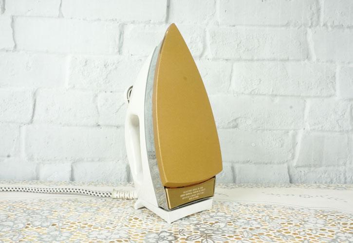 Bàn là khô Hitachi DI-880 công suất 1000W