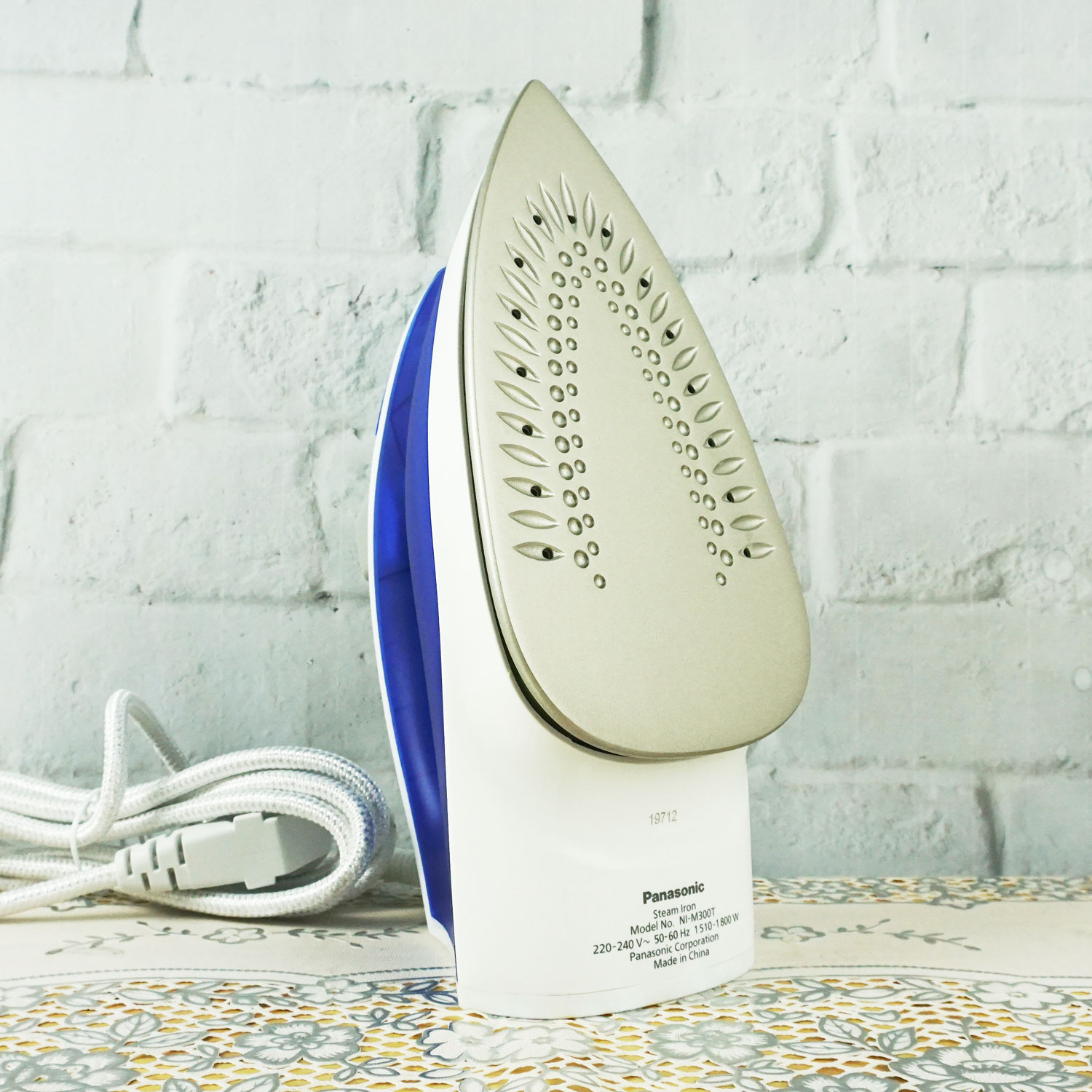 Bàn là hơi nước Panasonic NI-M300TARA công suất 1800W