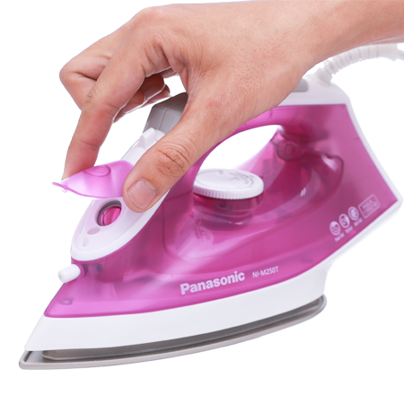 Bàn là hơi nước Panasonic NI-M250TPRA công suất 1550W