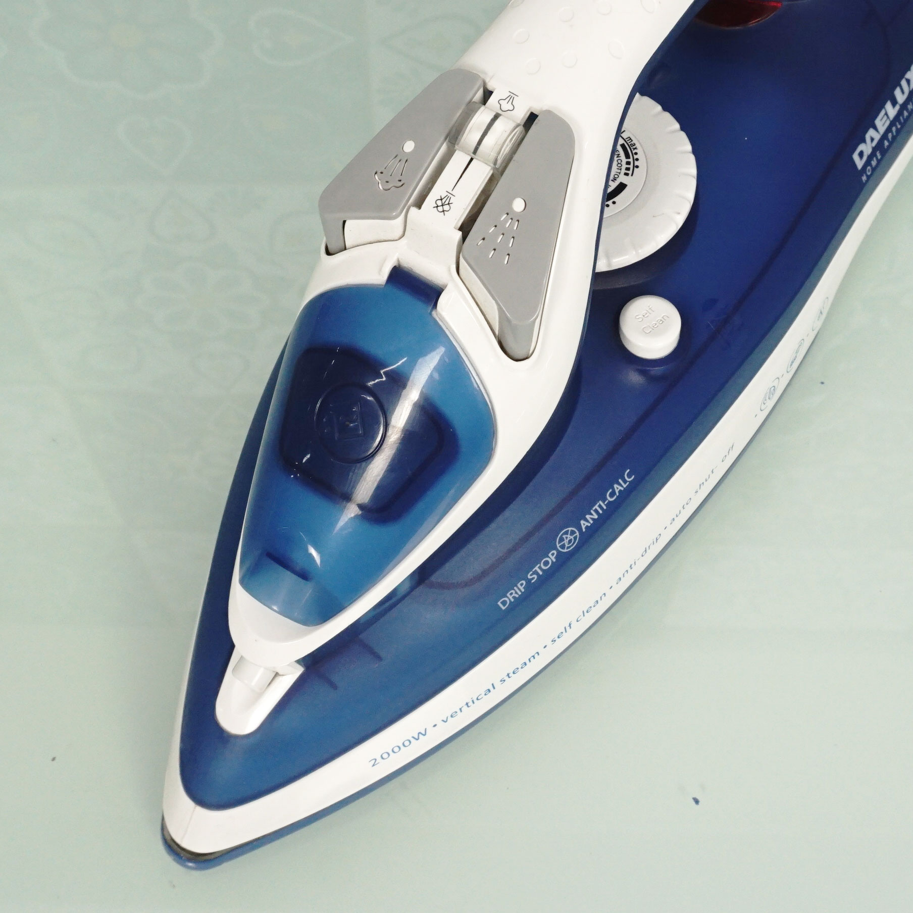 Bàn là hơi nước Daelux DB95 công suất 2000W