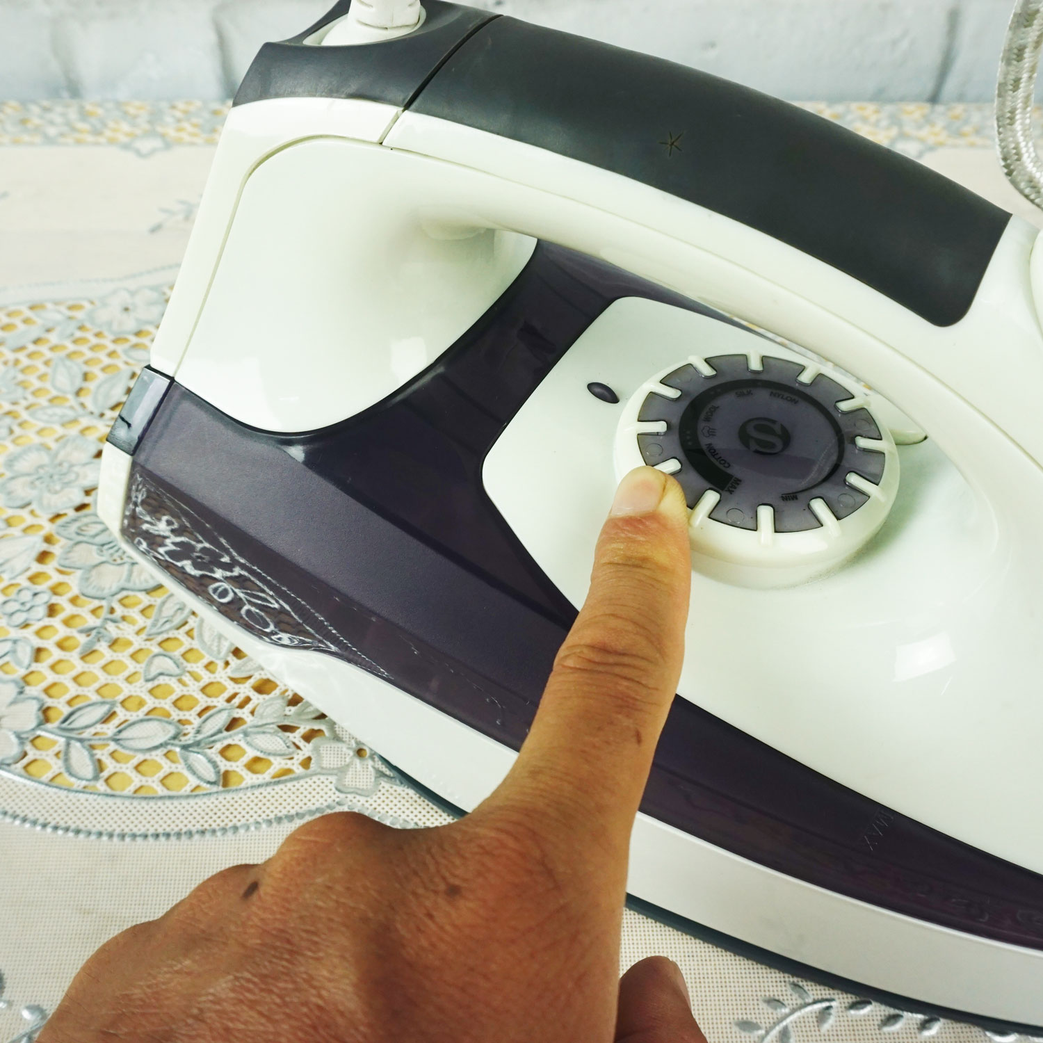 Bàn là hơi nước Sowun SW408 công suất 1900W