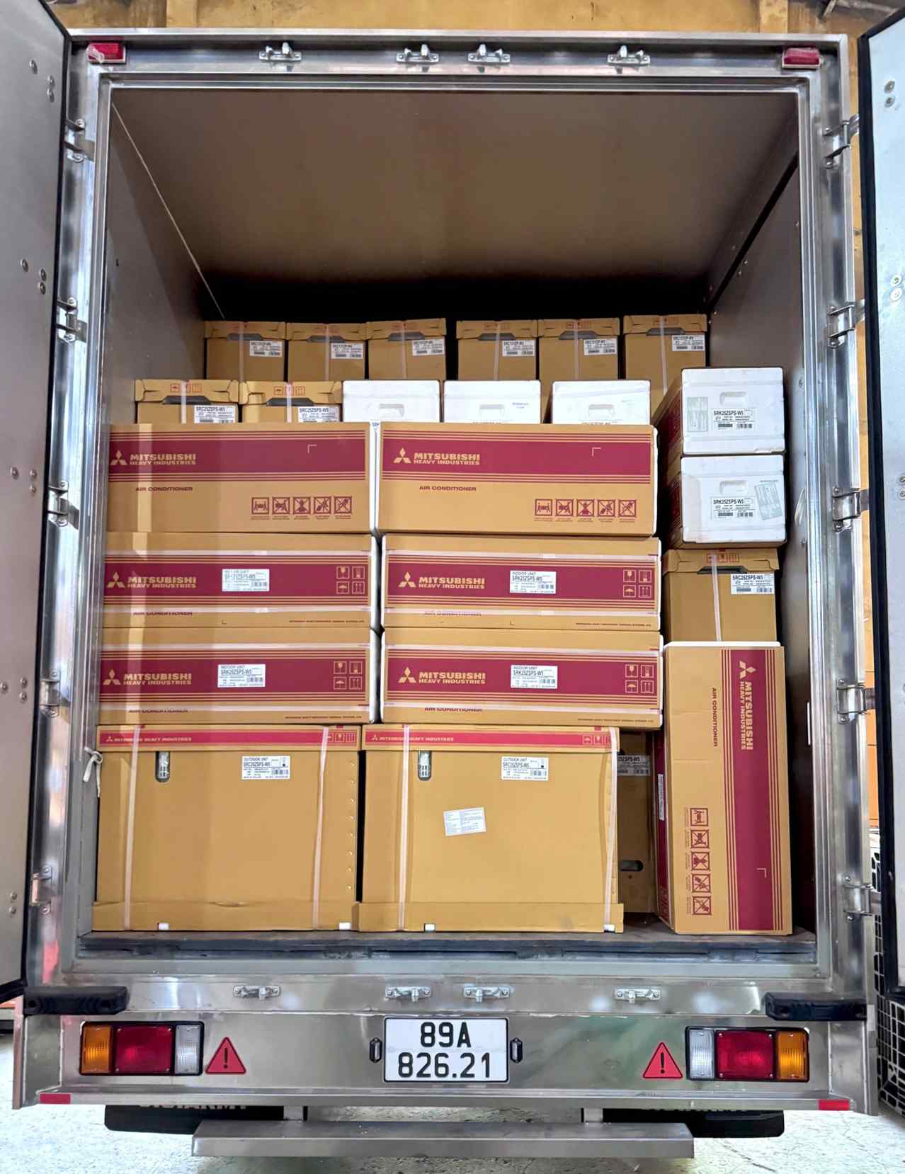 Hình ảnh xe hàng điện máy ÁNh Chinh bàn giao số lượng lớn điều hòa Mitsubishi Heavy