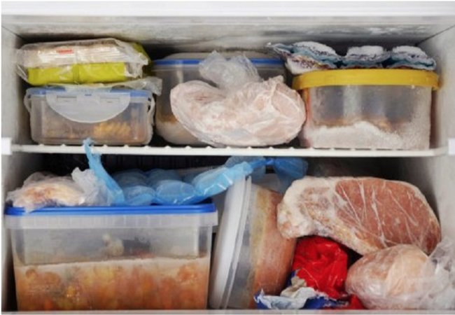 chem nhieu thuc an vao tu lanh