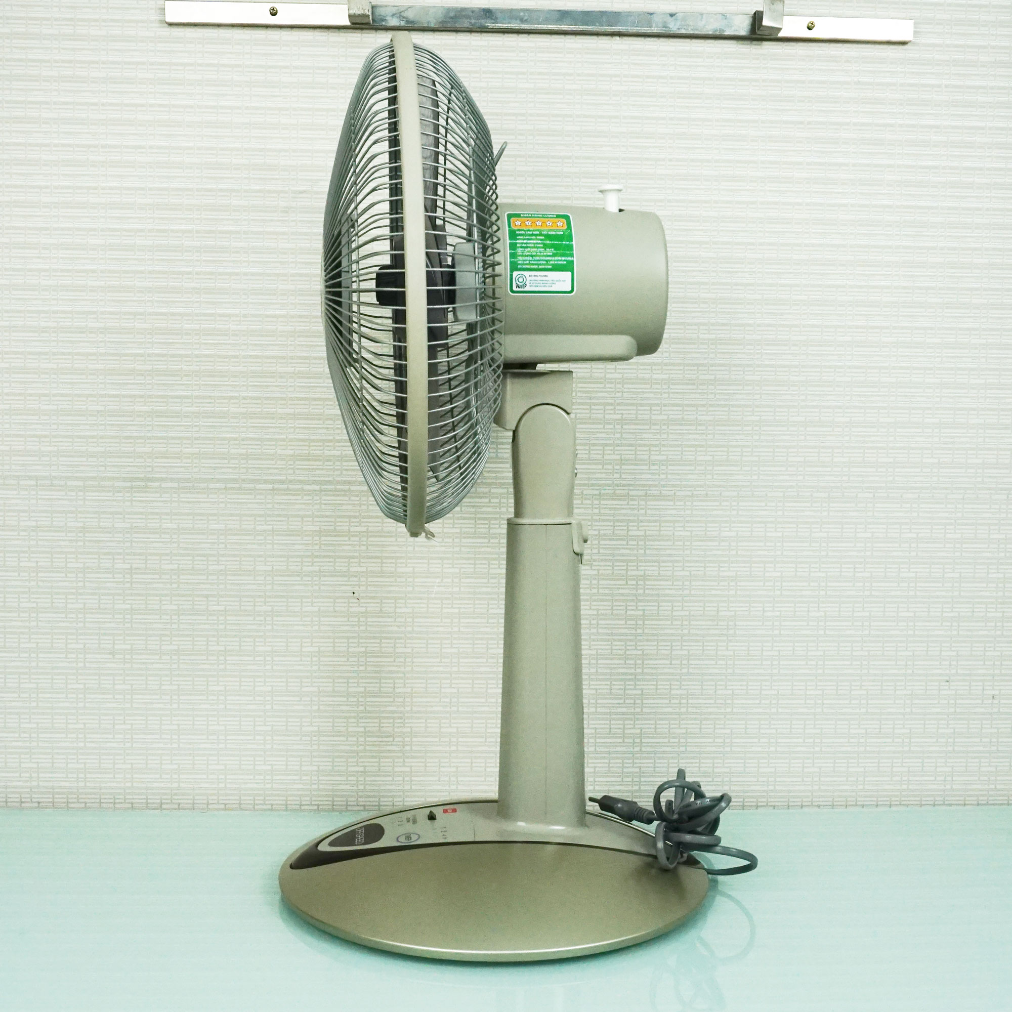 Quạt lửng có khiển Panasonic F307KH màu bạc