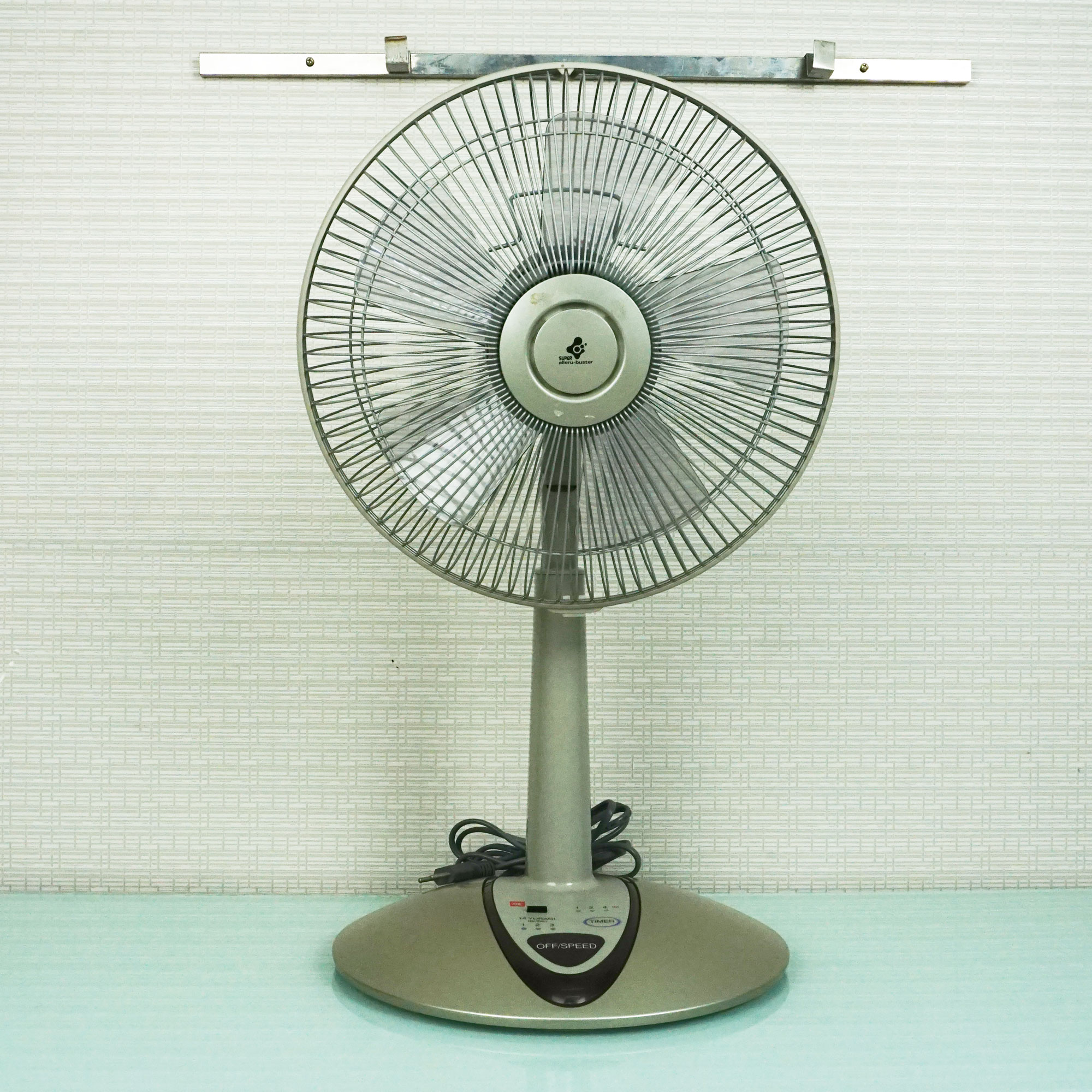 Quạt lửng có khiển Panasonic F307KH màu bạc