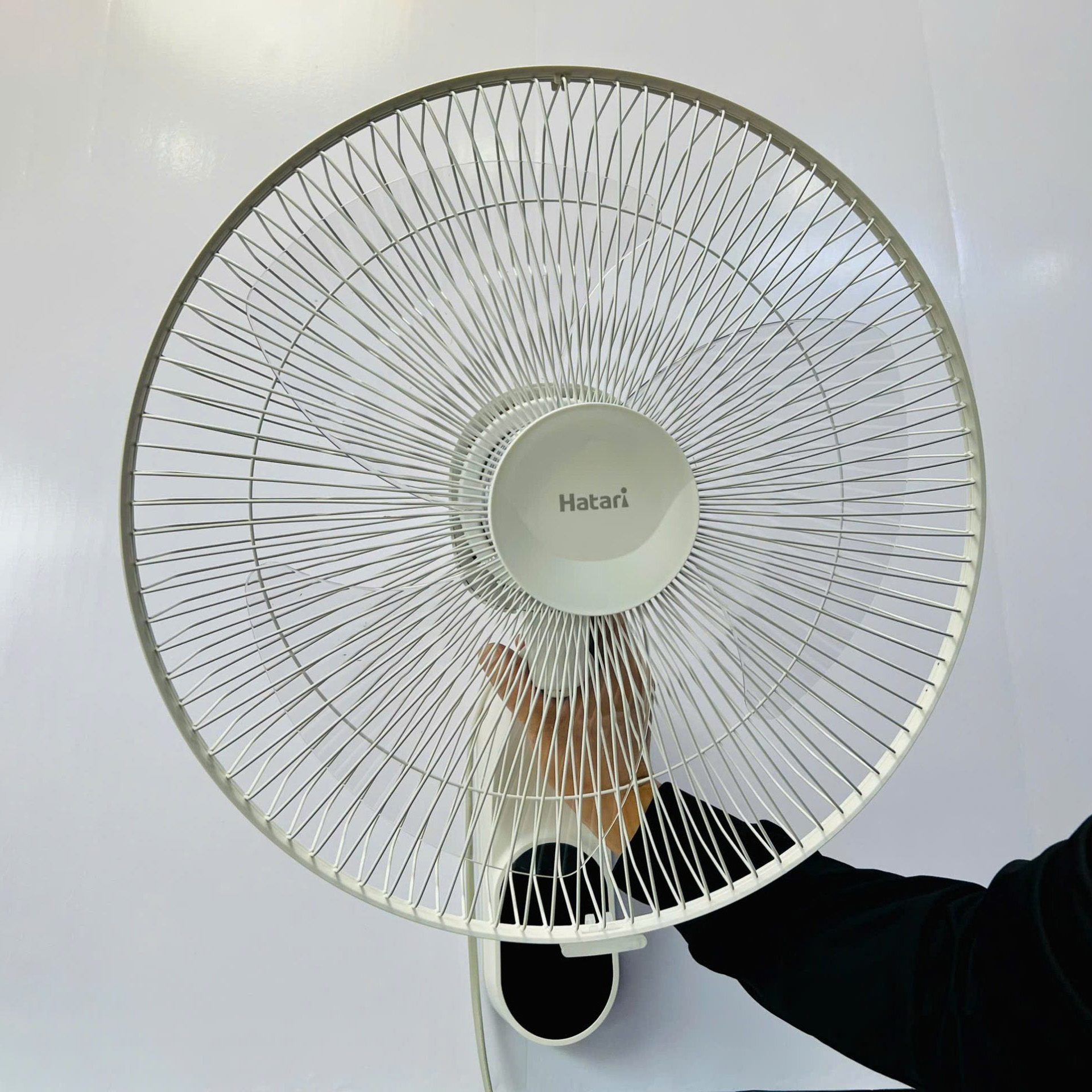 Quạt treo tường Hatari HF-W16R1 có khiển
