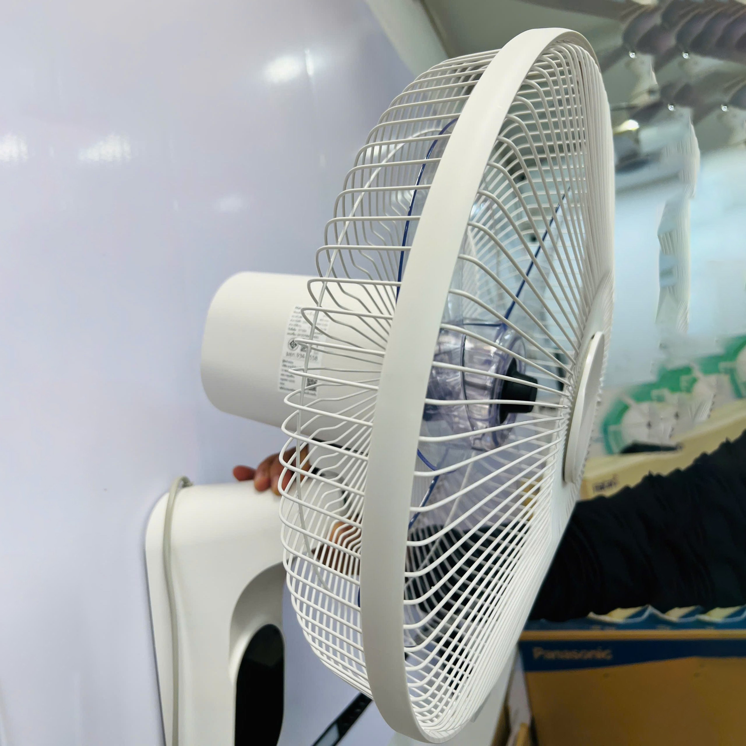 Quạt treo tường Hatari HF-W16R1 có khiển