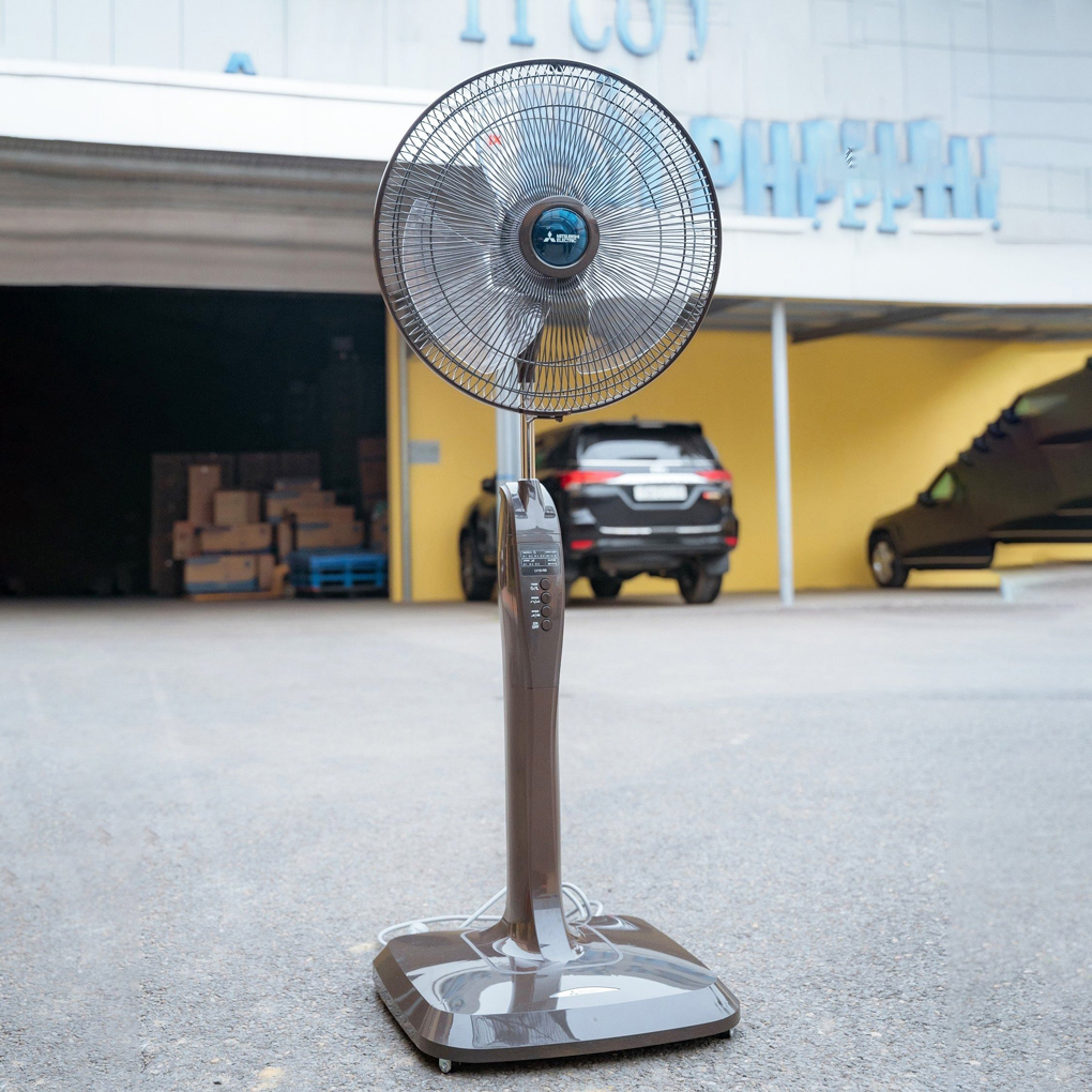 Quạt cây Mitsubishi LV16-RA - có khiển