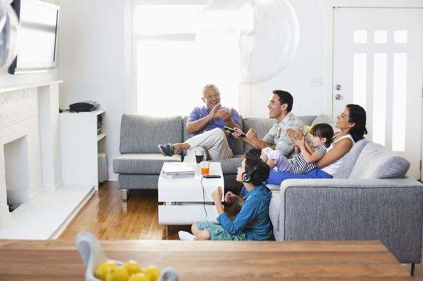 family-watching-television.jpg (615&times;409)