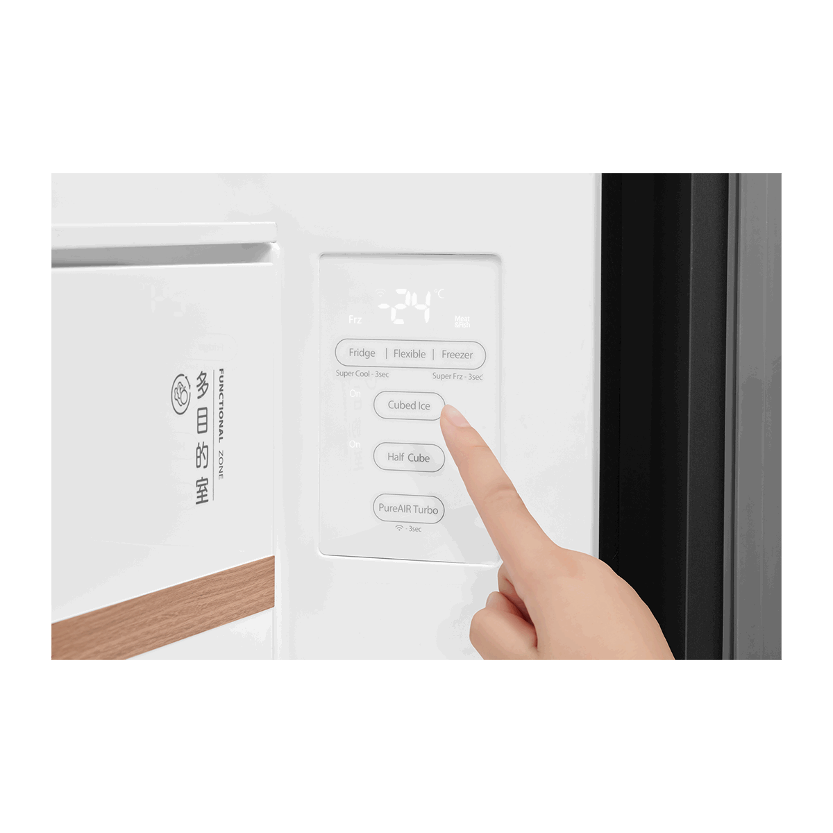 Ngón tay chạm nút Cubed Ice trên bảng điều khiển cảm ứng của tủ lạnh, màn hình hiển thị âm 24 độ C.