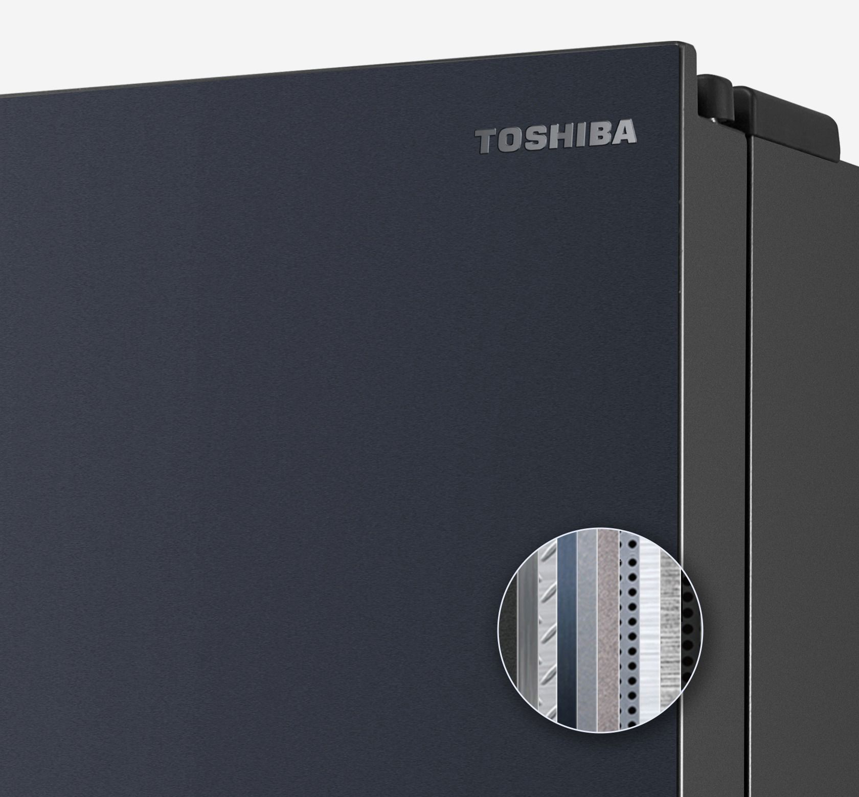 Cận cảnh laptop Toshiba màu đen với nắp vân nhám và cấu trúc viền nhiều lớp chắc chắn