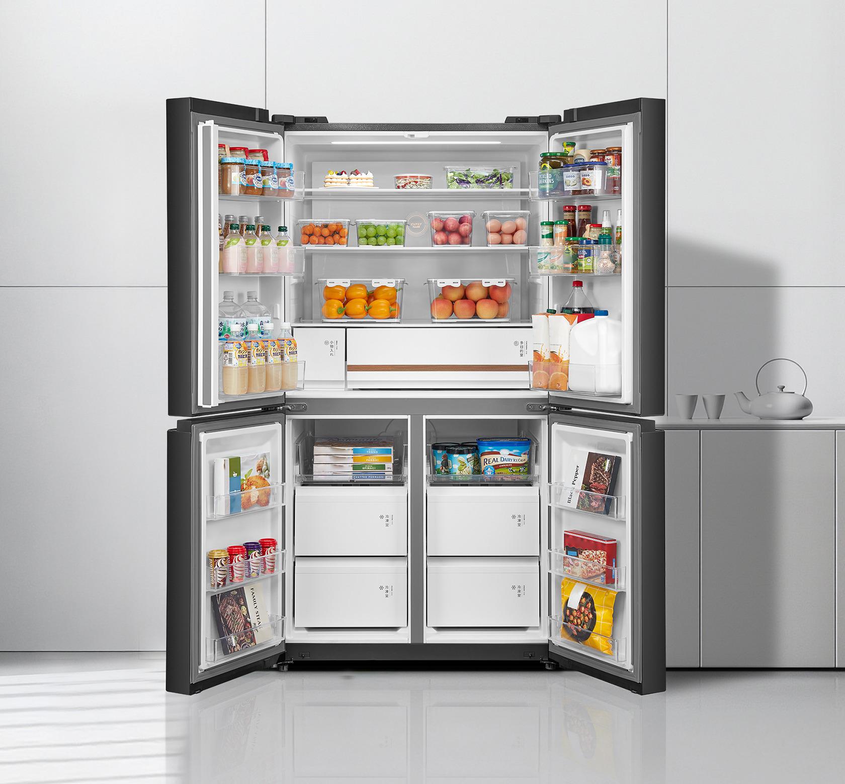Tủ lạnh nhiều cửa màu đen mở rộng, bên trong chứa rau củ, trái cây, đồ uống và thực phẩm đông lạnh
