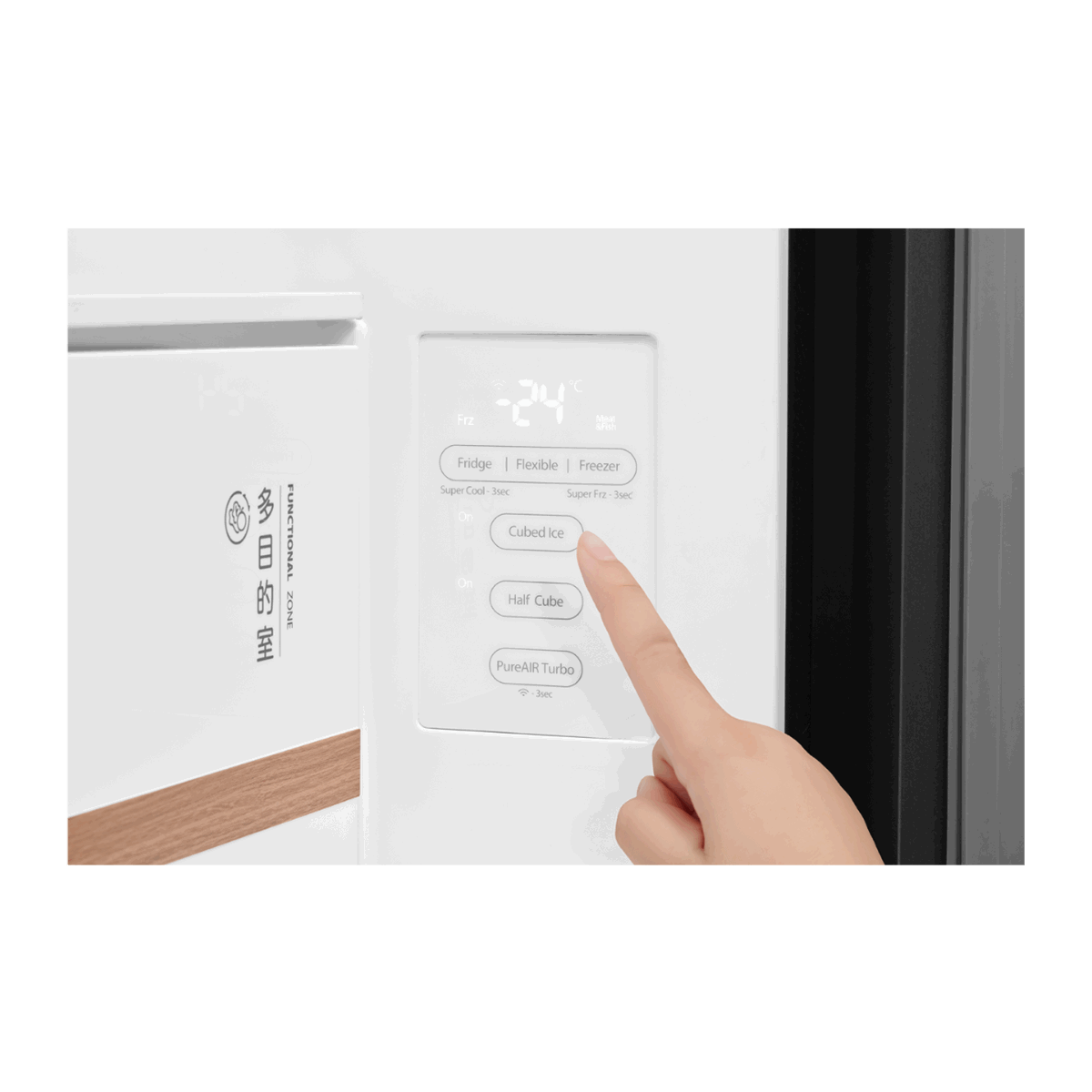 Bảng điều khiển tủ lạnh với màn hình nhiệt độ và ngón tay chạm nút chọn đá viên Cubed Ice