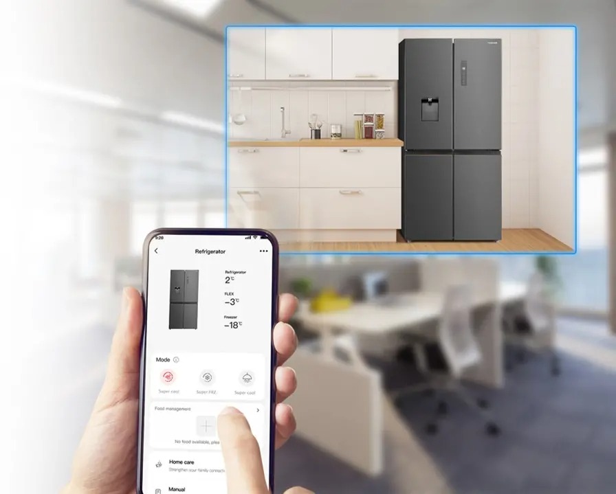 Tủ lạnh nhiều cửa màu xám đậm được điều khiển và theo dõi nhiệt độ bằng ứng dụng trên điện thoại