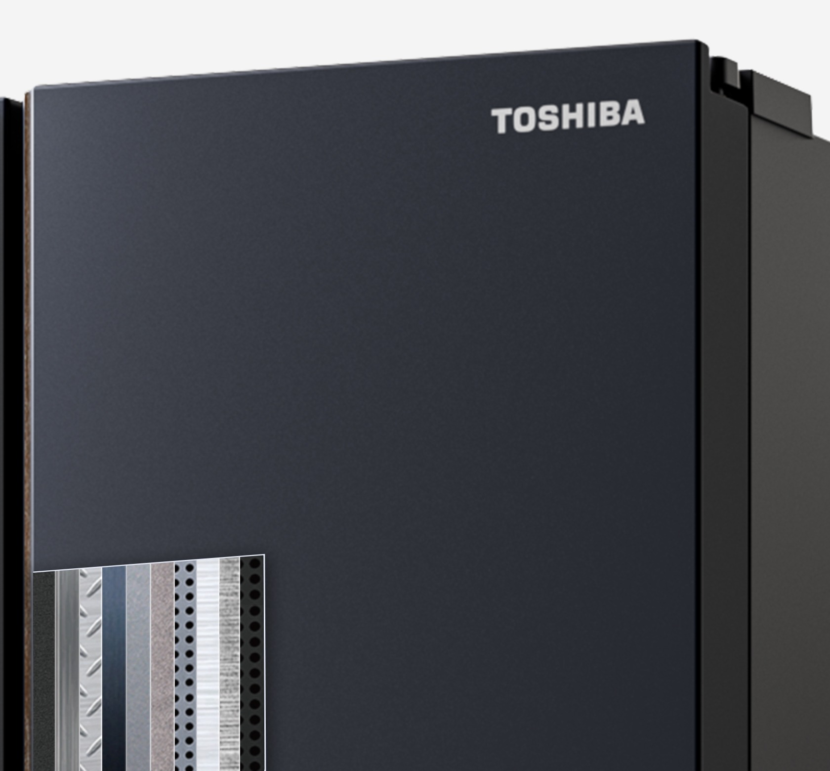 Mặt trước tủ lạnh Toshiba màu đen, kèm các mẫu bề mặt hoàn thiện ở góc dưới.